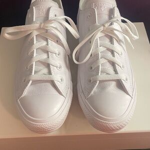 Converse All White Low-Top Sneakers. Unisex